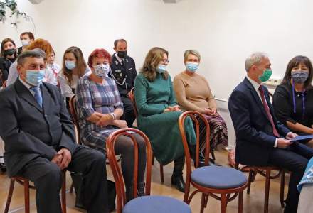 Zebrani oczekujący na uroczystość poświęcenia w planie pierwszym Zastępca Wójta Gminy Istebna Ryszard Macura, Dyrektor Centrum Usług Wspólnych Danuta Konarzewska i Radni Gminy Istebna w osobach Barbara Bielesz, Barbara Kubas, Lucyna Bytow, Władysław Zowad