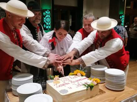 Kierownicy Zespołu Istebna kroją tort