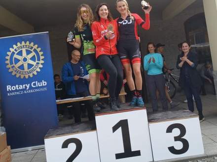 Anna Kaczmarzyk i dwie inne zawodniczki na podium