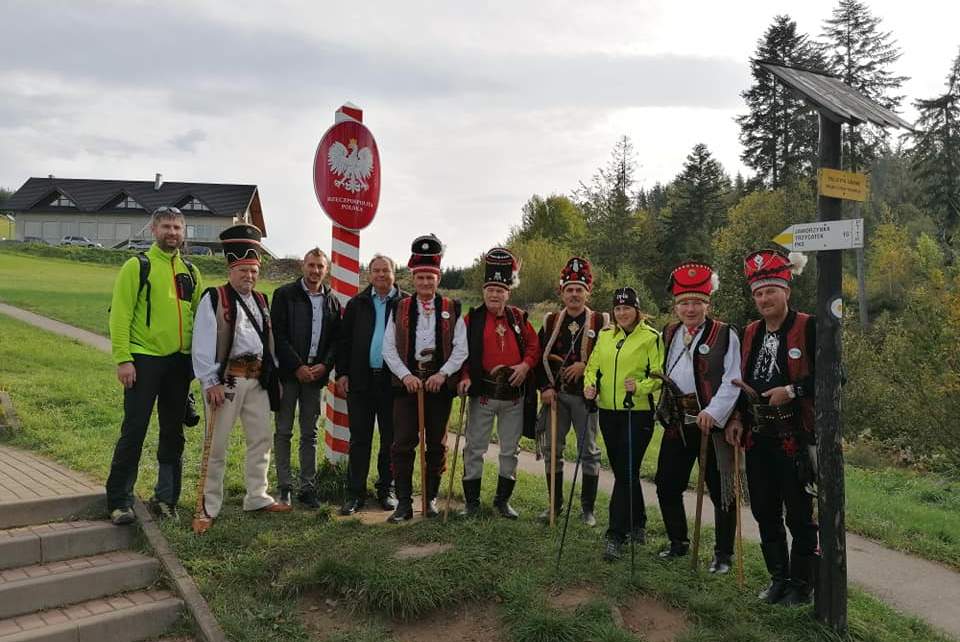 Łucja Michałek - Wójt Gminy Istebna, Pavel Gomola starosta Cierne na Słowacji oraz Marek Sikora starosta obec Hrcava w Republice Czeskiej na Trójstyku wraz z Grupą Harnasi podczas Biegu Trzech Prezydentów.
