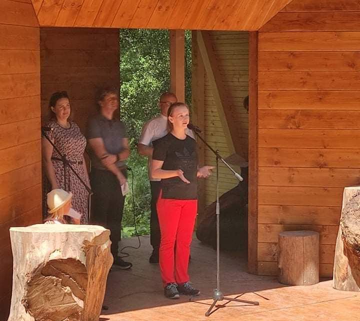 Uroczyste otwarcie szlaku w gminie Hlboke nad Vahom. Na zdjęciu Karina Holeśova